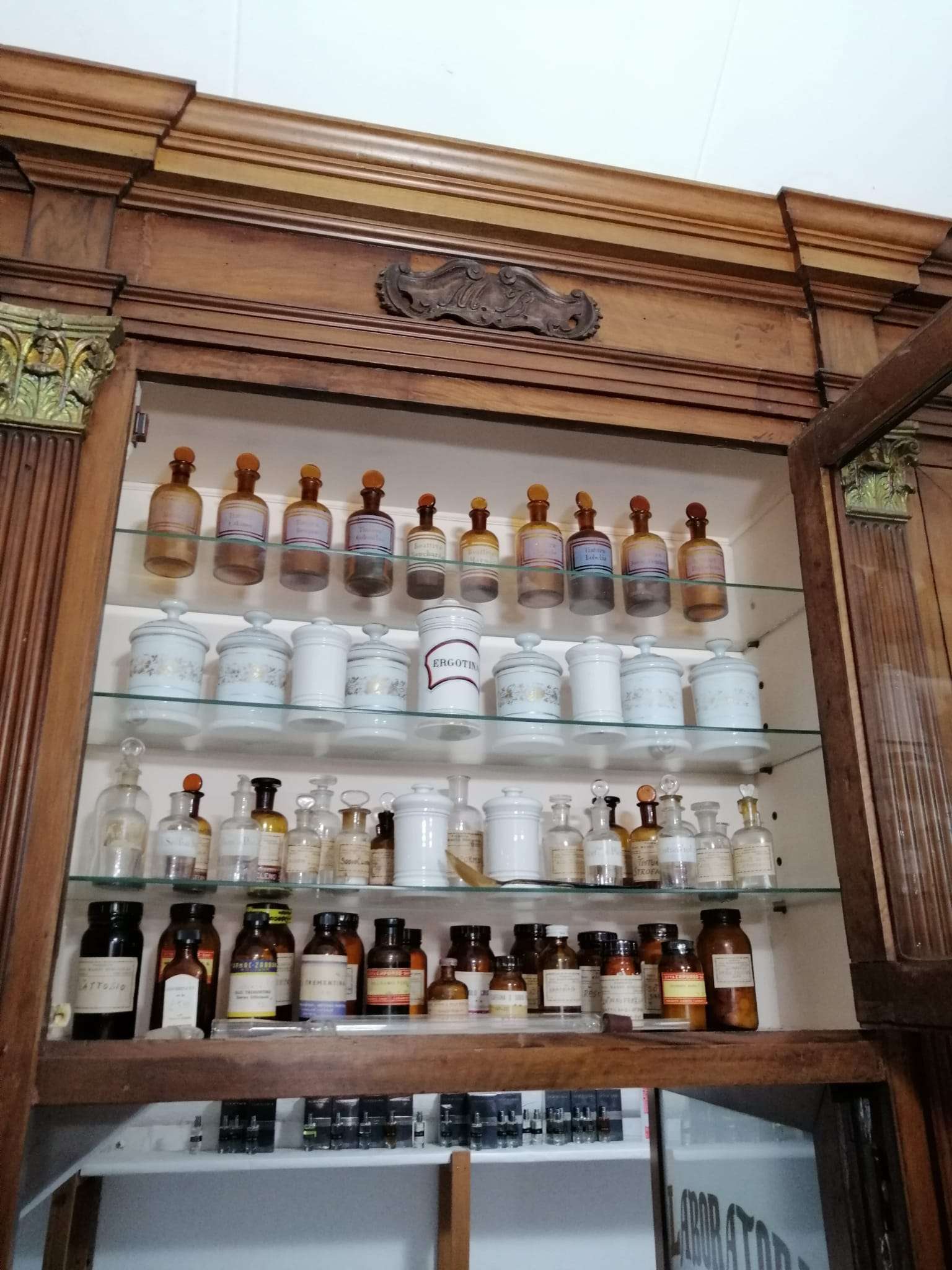 Altri dettagli dell'antica farmacia Santangelo di Tricarico
