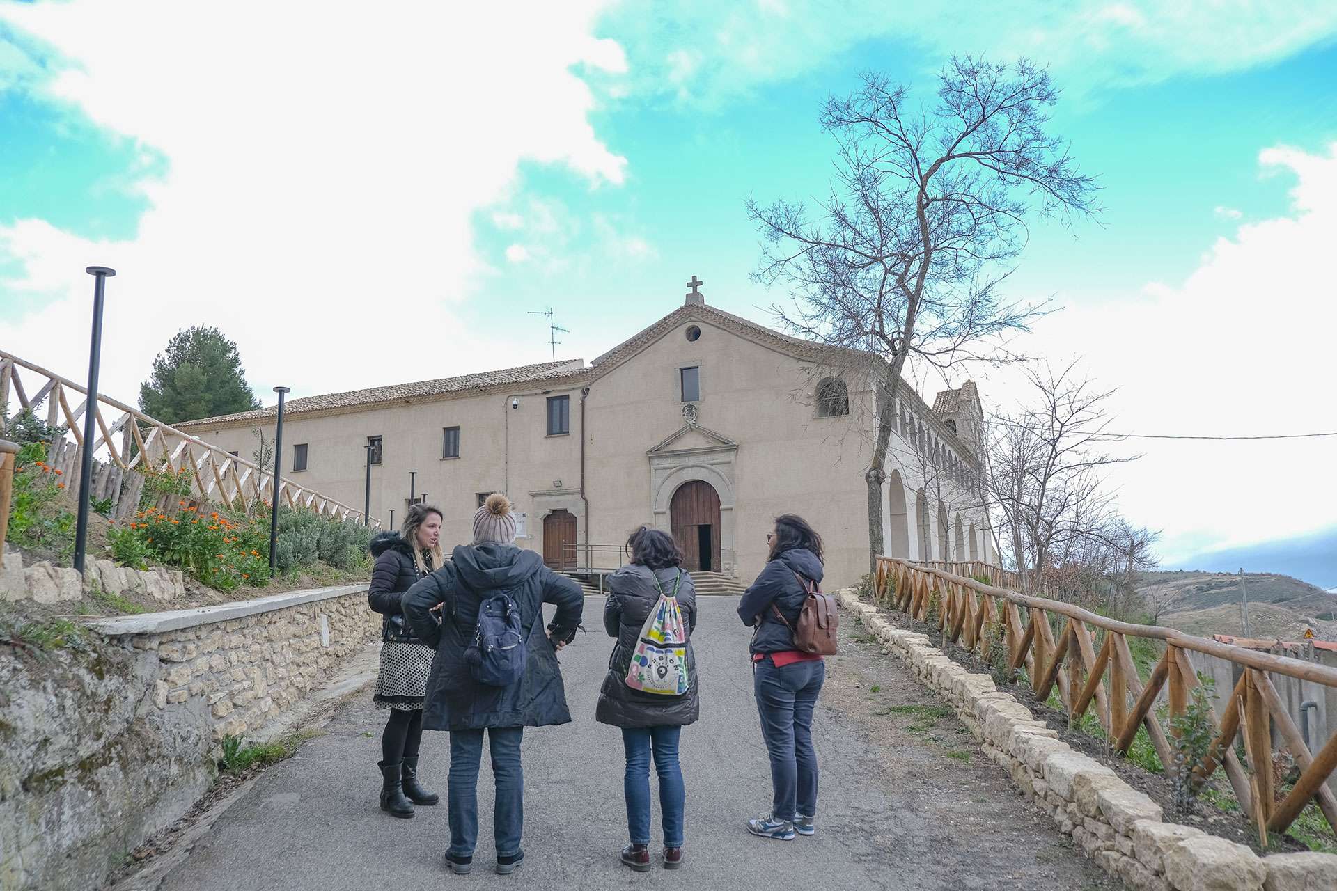 Briefing all'esterno della Chiesa della Madonna del Carmine Briefing all'esterno della Chiesa della Madonna del Carmine