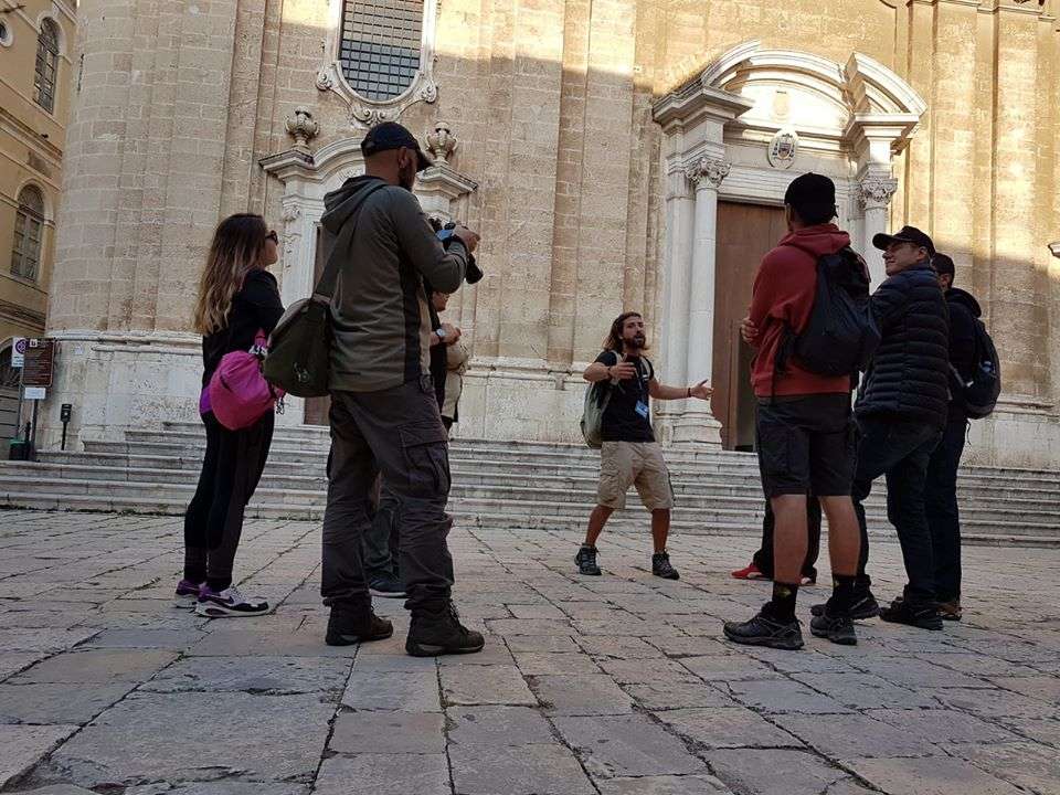 Fabrizio con un gruppo di turisti