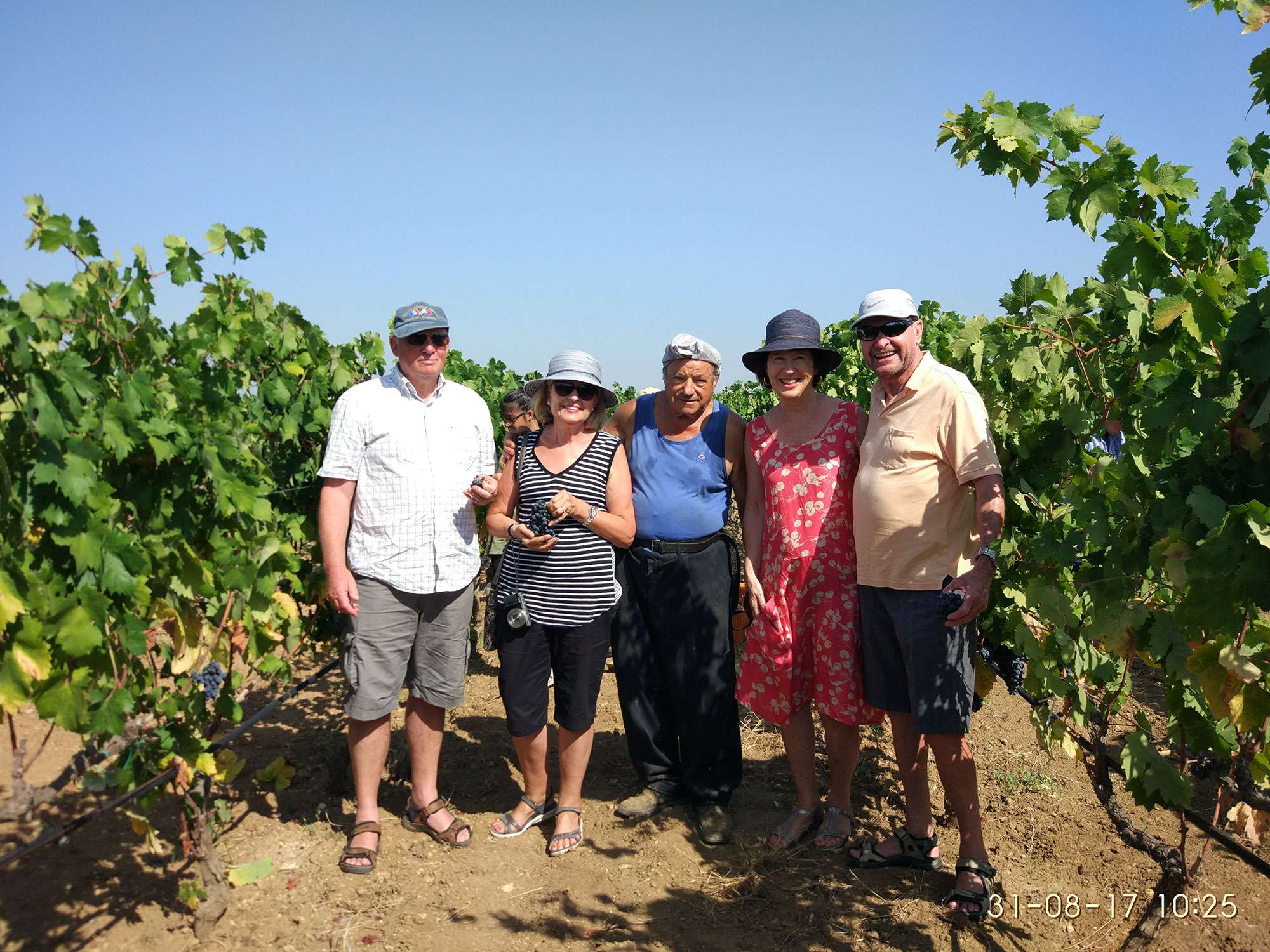Il gruppo di viaggiatori americani che Alessandro Perrone ha accompagnato. Al centro, un componente di Vigne Monache. Il gruppo di viaggiatori americani che Alessandro Perrone ha accompagnato. Al centro, un componente di Vigne Monache.