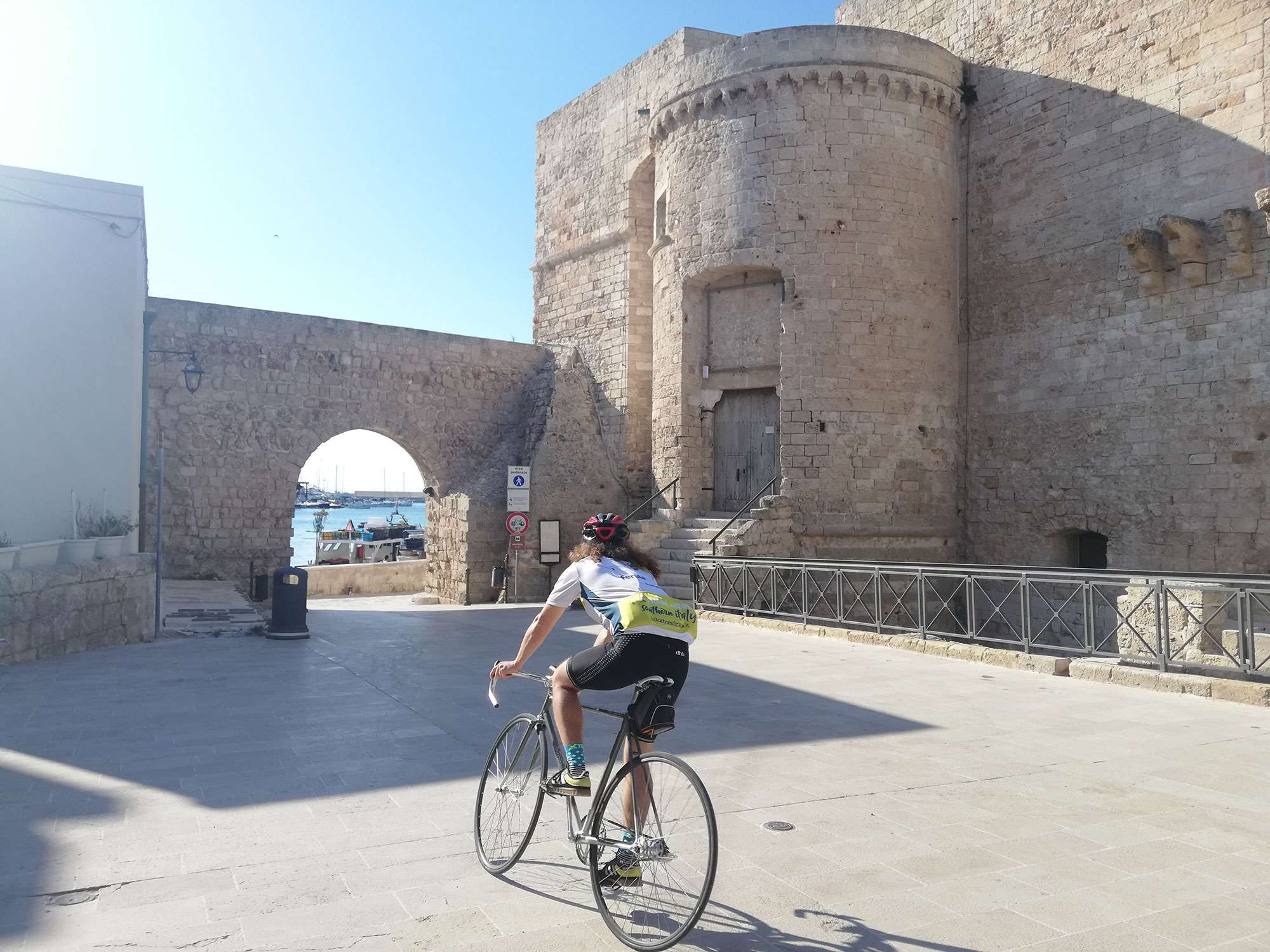 Verso il Castello Aragonese di Monopoli Verso il Castello Aragonese di Monopoli